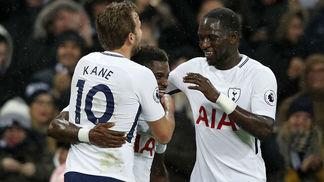Arsenal e Liverpool tropeçam, Tottenham vence com 'golaço sem querer' e entra na zona da Champions Aurier marcou seu primeiro gol com a camisa do Tottenham