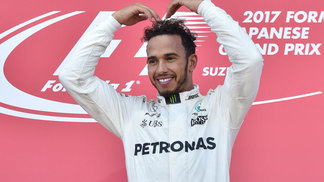 Vettel abandona, Hamilton vence no Japão e encaminha quarto título na F-1 Lewis Hamilton homenageia o corredor Mo Farah no pódio do GP do Japão
