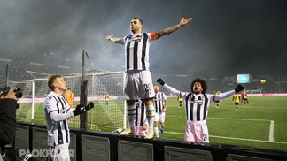 PAOK 1x0 AEK seguiu o roteiro que se espera de um clássico grego Vieirinha comemora o único gol do clássico