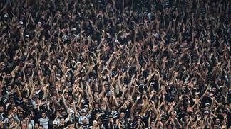 Em alta, Corinthians reage, passa Palmeiras e volta a liderar ranking de sócios-torcedores no Brasil Torcida do Corinthians, em partida na Arena em 2017