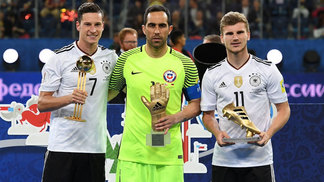 Meia do PSG é eleito o melhor jogador, e Ronaldo entrega Chuteira de Ouro a atacante do RB Leipzig Draxler, Bravo e Werner em premiação após a final da Copa das Confederações