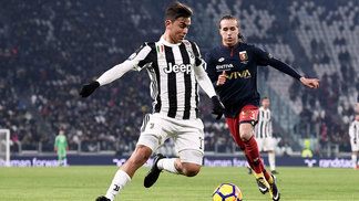Juventus passa com facilidade pelo Genoa e terá clássico local nas quartas da Copa da Itália Dybala protege a bola durante confronto entre Juventus e Genoa, em Turim