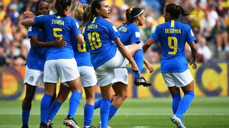 A Marta e o manifesto pela igualdade de gênero na Copa do Mundo dizem muito Marta aponta para a 'chuteira da igualdade' após marcar gol