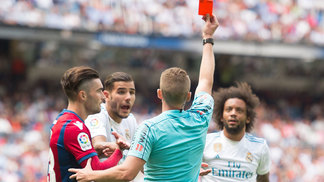 Marcelo leva dois jogos de suspensão e, minutos depois, Real anuncia sua renovação até 2022 Árbitro expulsa Marcelo após agressão durante Real Madrid x Levante