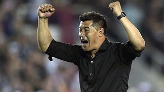 Federação impede que técnico vice-campeão da Libertadores treine time espanhol; entenda Jorge Almirón foi vice-campeão da Libertadores com o Lanús