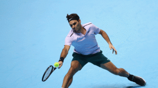 Federer sofre, mas vence Zverev e garante vaga na semi do Finals Federer venceu com dificuldades nesta terça