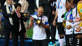 Quanto vale uma taça? A do Mundial de 2012 do Corinthians até R$ 326 milhões; veja o cálculo Alessandro, capitão do Corinthians, com o troféu do Mundial de Clubes