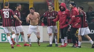 Milan elimina Inter com direito a gol polêmico anulado e avança na Copa da Itália Cutrone (sem camisa) comemora gol do Milan no clássico