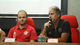 Flamengo quer ser o 'maior celeiro de talentos do mundo', veja os planos para isso Luís Gustavo (a esquerda), ao lado de Carlos Noval, em coletiva no Flamengo