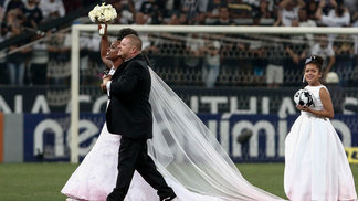 Arena de Itaquera recebe casamento no intervalo de Corinthians x Grêmio Casamento ocorreu durante o intervalo da partida válida pelo Campeonato Brasileiro