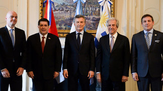 Governos se acertam por Copa do Mundo de 2030 em Argentina, Paraguai e Uruguai Gianni Infantino, Horácio Cartes, Mauricio Macri, Tabaré Vázquez e Alejandro Domínguez na Casa Rosada