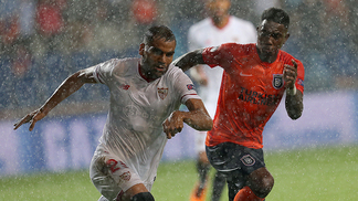 Sevilla, Olympiacos e Celtic vencem e abrem vantagem nos playoffs da Champions; confira Jogadores de Sevilla e Istanbul disputam a bola durante a partida desta quarta-feira
