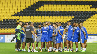 No Equador, Grêmio faz reconhecimento do gramado antes de semifinal Jogadores do Grêmio no estádio do Barcelona-EQU