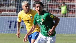 Marcelo Moreno comemora empate com o Brasil: 'Saiu barato' Marcelo Moreno sendo marcado por Daniel Alves durante o confronto entre Brasil e Bolívia