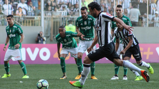 Quantos pontos a mais seu time teria se não tivesse perdido pênaltis no Brasileiro Fred cobra pênalti para o Atlético-MG contra o Palmeiras, no Independência