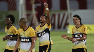 Criciúma arranca virada no fim, e Santa Cruz conhece quarta derrota seguida Alex Maranhão, jogador do Criciúma, comemora seu gol durante partida contra o Santa Cruz