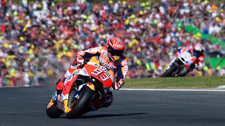 Marc Márquez chega em terceiro, garante o título e se torna o tetra mais novo da MotoGP Marc Márquez durante o GP de Valencia, último da temporada 2017, da MotoGP