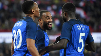 Alemanha empata nos acréscimos em jogaço contra a França e mantém invencibilidade de 500 dias Lacazette (foto) comemora depois de ter marcado contra a Alemanha