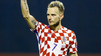 Meia do Barcelona levou 3h para conseguir urinar para o antidoping Ivan Rakitic durante a vitória da Croácia sobre a Grécia pela repescagem europeia