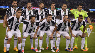 Dinheiro explica? Em busca do hepta, Juventus gastou em reforços até mais do que Barcelona e Real nos últimos seis anos Time da Juventus perfilado para amistoso contra o Real Madrid na pré-temporada 2017/2018