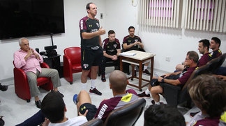 Ceni aparece no CT para se despedir dos jogadores do São Paulo Rogério Ceni em conversa com os jogadores do São Paulo no começo de 2017