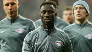 Alvo de quase R$ 275 milhões do Liverpool faz 'falta brutal' em companheiro, e técnico encerra treino Naby Keita, meio-campista do RB Leipzig