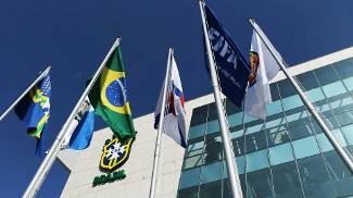 Migalha de faturamento e lucro, 36% de salários milionários e um terço de jatinho e helicóptero: o que custo do VAR pesaria para a CBF Sede CBF