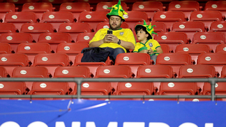 Alguém precisa explicar os mistérios da 'maior renda da história', com ingresso médio valendo meio salário mínimo Torcedores nas arquibancadas do Morumbi durante abertura da Copa América