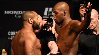UFC retira cinturão de Jon Jones, e Cormier volta a ser o campeão dos meio pesados Cormier e Jon Jones fazem a encarada sem problemas desta vez