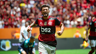 Não é bem assim: Flamengo é o mais rico do Brasil, mas diferença para rivais não é como a de Barça e Real na Espanha Arrascaeta comemora seu gol na Supercopa do Brasil entre Flamengo e Athletico-PR