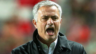 Mourinho rebate críticos e diz que retranca 'não é crime' José Mourinho Manchester United Benfica Champions 18/10/2017