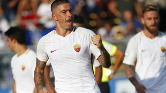 Vice-campeã, Roma vence Atalanta em estreia no Campeonato Italiano O zagueiro Kolarov comemorou único gol da partida