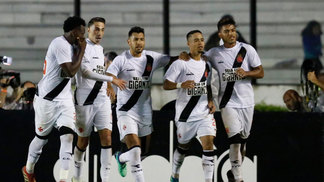 Por falta de "malandragem", Vasco barra mulheres como gandulas Jogadores do Vasco durante vitória sobre o Atlético-MG