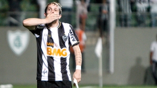 Criticado por Bernard, dirigente do Atlético-MG perde o cargo de superintendente Bernard se emocionou antes da partida, marcou o gol do Atlético-MG, mas foi expulso na derrota no Horto