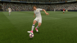 'FIFA 17': Use mais o 'passe de primeira' para desmontar a defesa adversária Quanto melhor for o atributo Passe, como o caso de Modric, maior a chance de um toque de primeira bem executado.