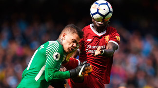 Alguém tem o número? Mané diz que quer ligar para Ederson e se desculpar por chutar cabeça do brasileiro Mané Liverpool Ederson Manchester City Premier League 09/09/2017