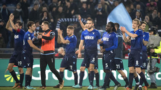 Com gol no início, Lazio supera Fiorentina e avança na Copa Itália Jogadores da Lazio celebram classificação na Copa da Itália
