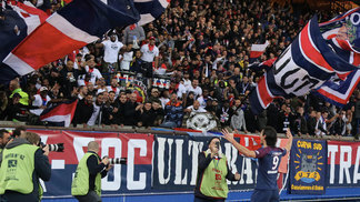 Com Neymar na arquibancada, Cavani brilha e deixa PSG ainda mais líder na França Cavani marcou duas vezes e comandou a vitória do PSG