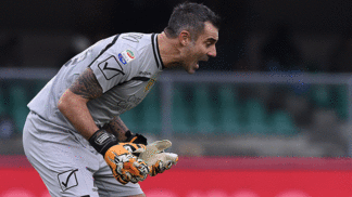 Goleiro 'vovô' faz milagres, Roma tropeça fora de casa e perde chance de encostar na líder Inter Sorrentino Chievo Roma Futebol Campeonato Italiano Getty 10/12/17