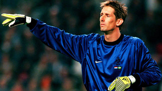 Ex-Ajax lembra quando 'acarajé atômico' quase 'matou' Van der Sar na Bahia: 'Avisei que ardia pra caramba' Van der Sar Holanda Brasil Amistoso 09/10/1999