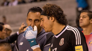 Rivalidade com Ochoa? Navas revela qual é a verdade: 'Nós rimos disso tudo' Os goleiros Navas e Ochoa conversam antes de duelo entre Costa Rica e México