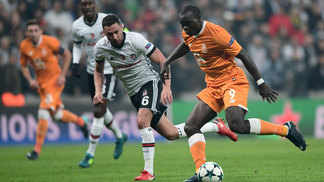 Talisca e Felipe marcam, Besiktas empata com Porto e se garante nas oitavas da Champions Vincent Aboubakar (dir.), do Porto, avança diante da marcação de Tosic, do Besiktas, nesta terça-feira