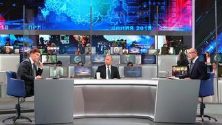 Vladimir Putin garante legado da Copa, defende acusado em escândalo de doping e cita aviso a Roman Abramovich Vladimir Putin durante o Q&A que teve transmissão ao vivo para toda Rússia