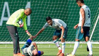 Afastado, Róger Guedes treina em quadra de society no Palmeiras; Guerra sai do treino com dores Guerra se machucou após carrinho de Mina no treino