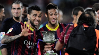 Daniel Alves revela que Neymar já queria ter deixado o Barcelona em junho Daniel Alves Neymar Barcelona Supercopa da Espanha troféu 2013