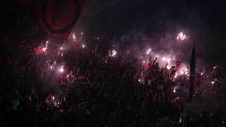 O que pode acontecer com Flamengo por violência no Maracanã e compare com punição ao Vasco Torcida do Flamengo na final da Sul-Americana contra o Independiente no Maracanã