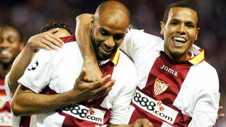 Por que melhor parceiro de ataque de Luis Fabiano está no Brasil e foi ver até Ponte Preta x Água Santa? Kanoute Luis Fabiano Comemoram Gol Sevilla Fenerbahce Champions 04/03/2008
