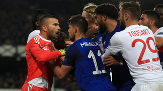Uefa multa Everton após torcedor com filho no colo agredir goleiro adversário Jogadores de Everton e Lyon se envolveram em uma briga generalizada