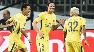 Jornal francês revela quem é o 'jogador de confiança' do PSG Neymar, Cavani e Daniel Alves comemoram gol do PSG