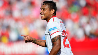 Em grande fase, Sevilla vence mais uma no Espanhol e segue perto da liderança; Ganso não fica nem no banco Muriel Comemora Gol Sevilla Malaga Campeonato Espanhol 30/09/2017